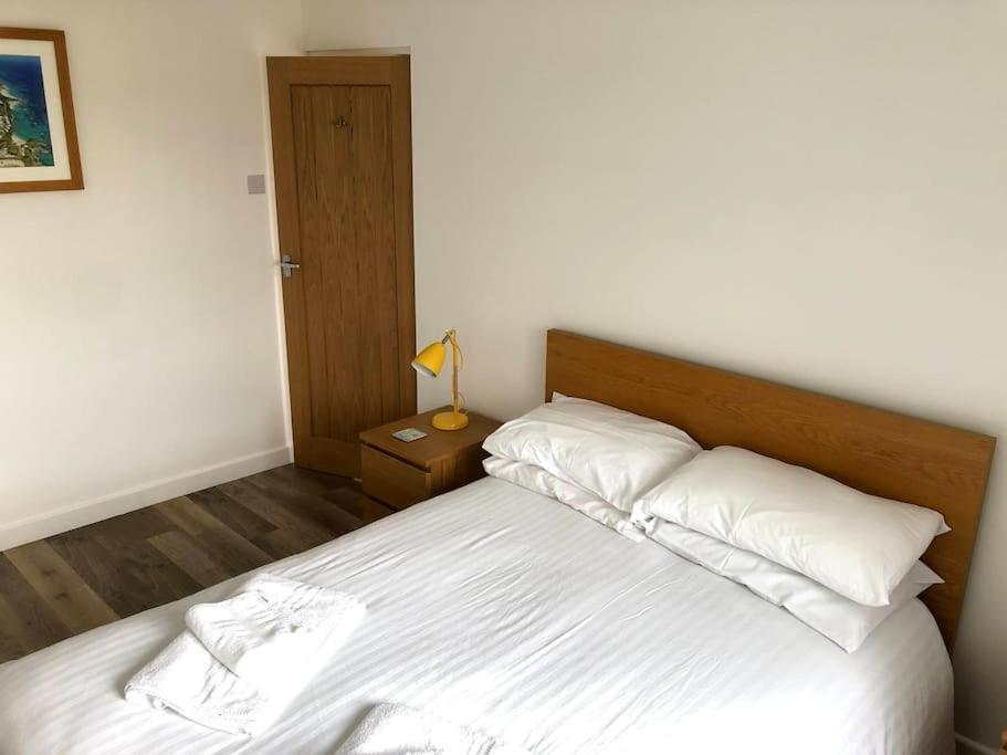 Coastal Bungalow, Sleeps 5 And Ideal For Walkers Holiday home Amlwch