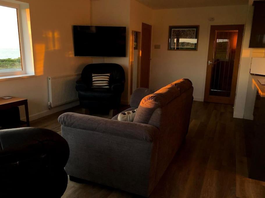Coastal Bungalow, Sleeps 5 And Ideal For Walkers Holiday home Amlwch